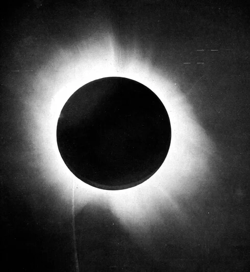 Una delle lastre dell'eclissi totale di sole del 29 maggio 1919, usata per verificare la deviazione della luce prevista da Einstein (fotografia della spedizione di Sobral)
