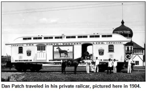 Dan Patch davanti al suo vagone ferroviario privato, 1904 circa.