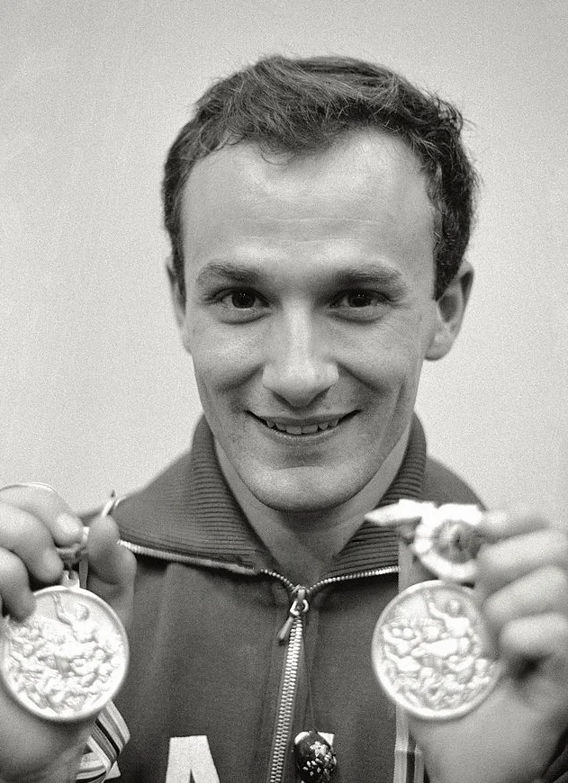 Franco Menichelli mostra due medaglie ai Giochi olimpici di Tokyo, nel 1964