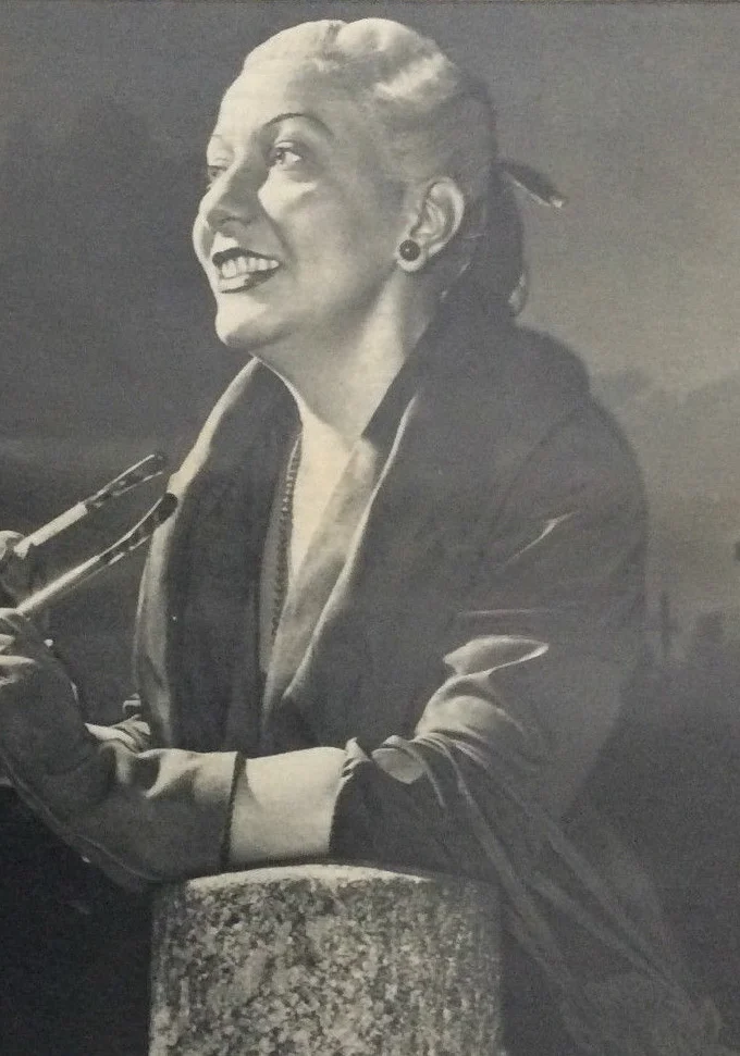 Wanda Osiris sorride in una fotografia del 1952, dal settimanale Oggi: pubblico dominio, da Wikimedia Commons